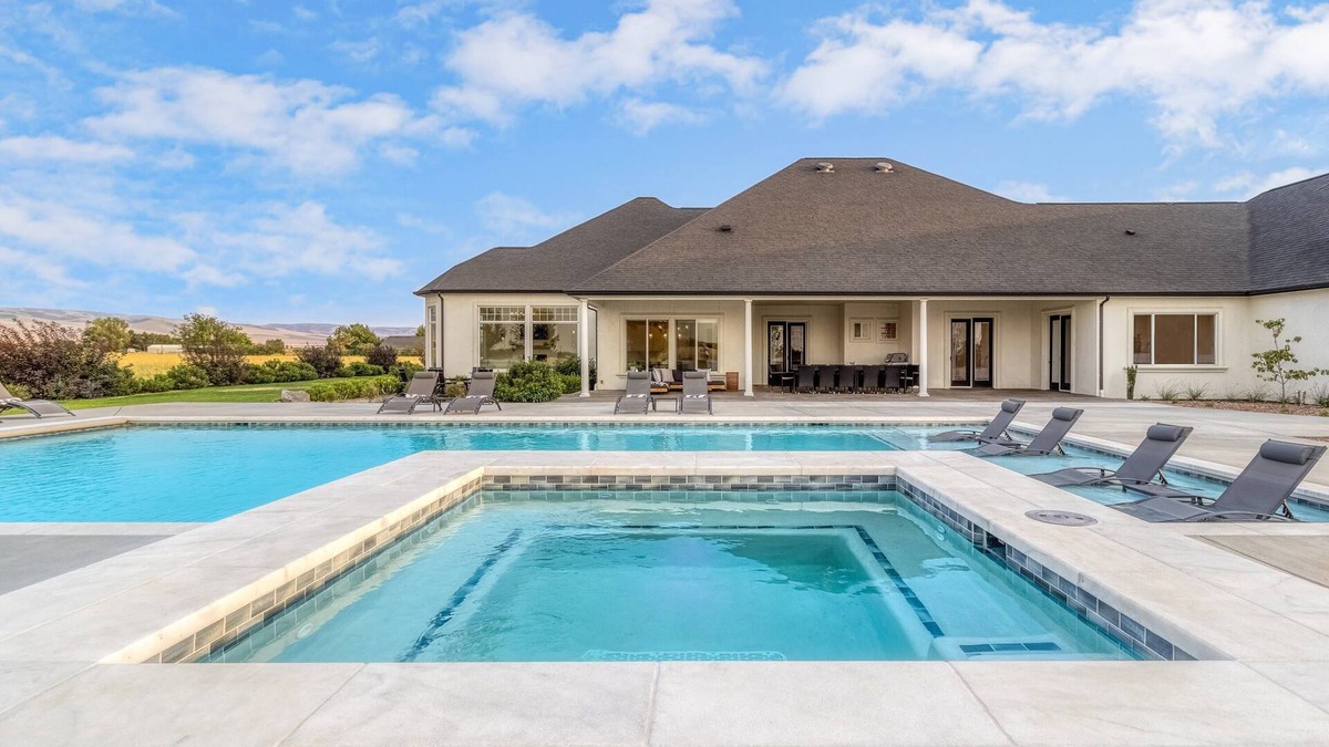 Walla Walla House | Luxury 6BR 5BA Walla Walla Estate | Heated Pool, Jacuzzi, Sauna & Theater