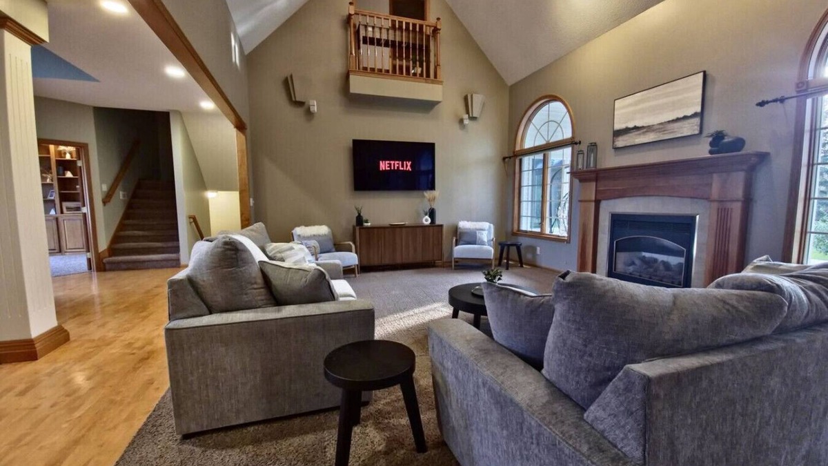 Fargo House | Luxury 6BR Home in Desired Neighborhood