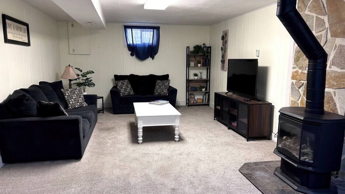 Pocatello House | Luxury 6BR Retreat - Firepit Foosball Backyard