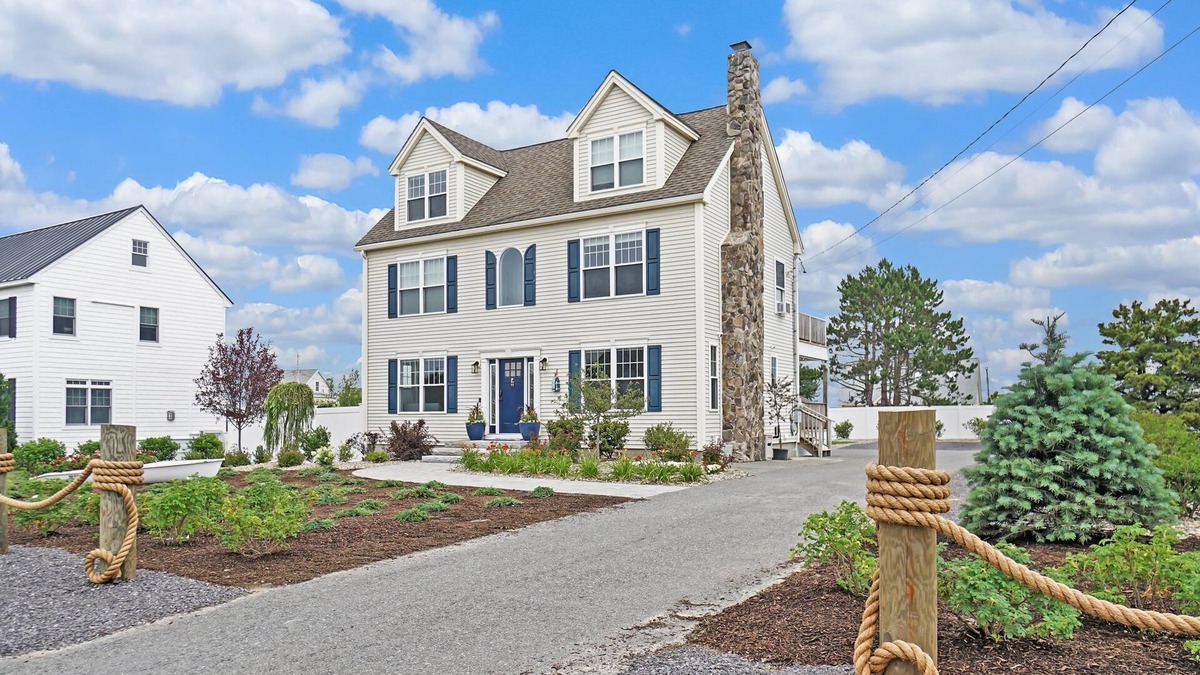 Scarborough House | Luxury 7 Bedroom Family Beach house, Steps to Beach, Hot Tub, Sleeps 22, Parking