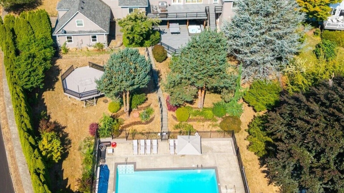 Gresham Villa | Luxury 7-Bedroom Villa with Pool, Hot Tub, Sauna, Gym, Pool Table
