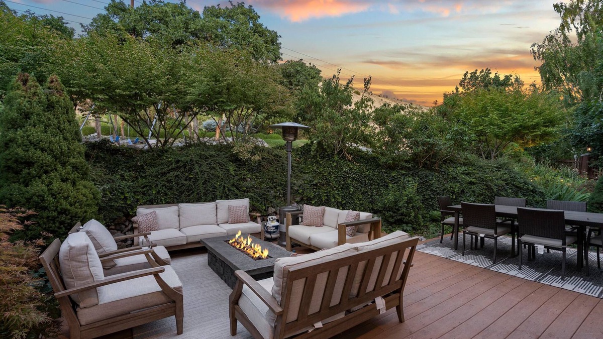 Orem House | Luxury 7000 SQFT, Sleeps 20 - Bball, VBall, 1 acre