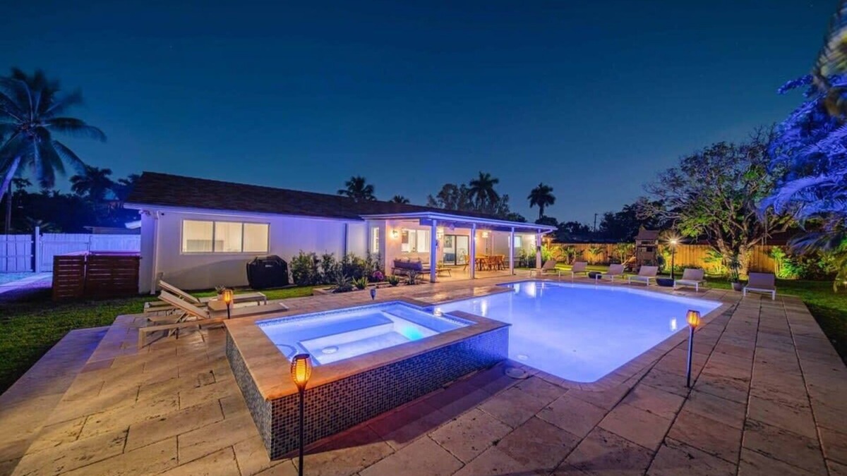 Golden Glades Villa | Luxury 7BR Villa Vizcaya Heated Pool Sauna Gym