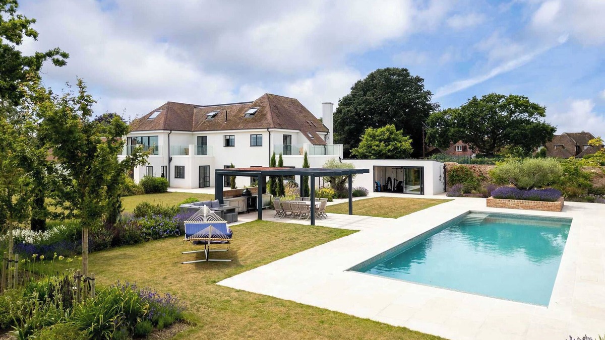 West Itchenor House | Luxury 8-Bed Retreat w/Pool, Gym & Tennis