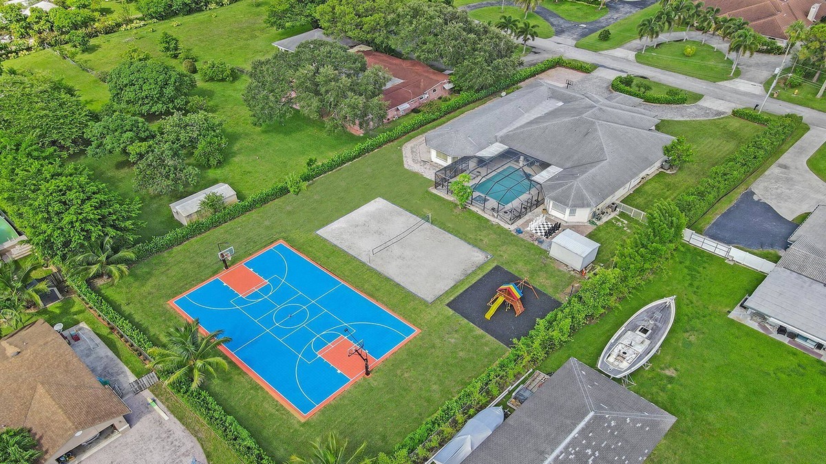 Davie House | Luxury 8BR Estate w/POOL & Gameroom - 24 Guests