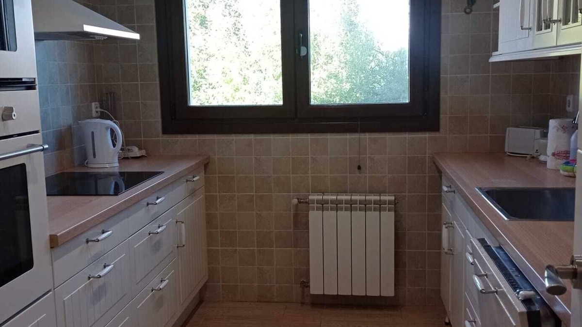 Algete Ski Chalet | Luxury 9 Bedroom Villa with Pool & BBQ Ideal for Large Groups & Corporate Stays