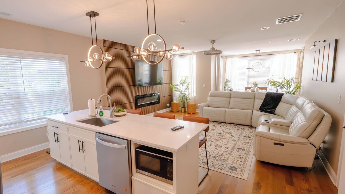 Rogers Park Villa | Luxury 9 BR, Villa Mins from Downtown and the Lake.