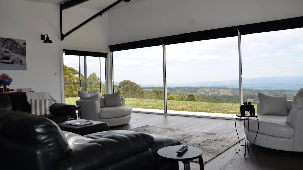 Hazelgrove House | Luxury accommodation - King size beds - stunning views - 5mins to Oberon