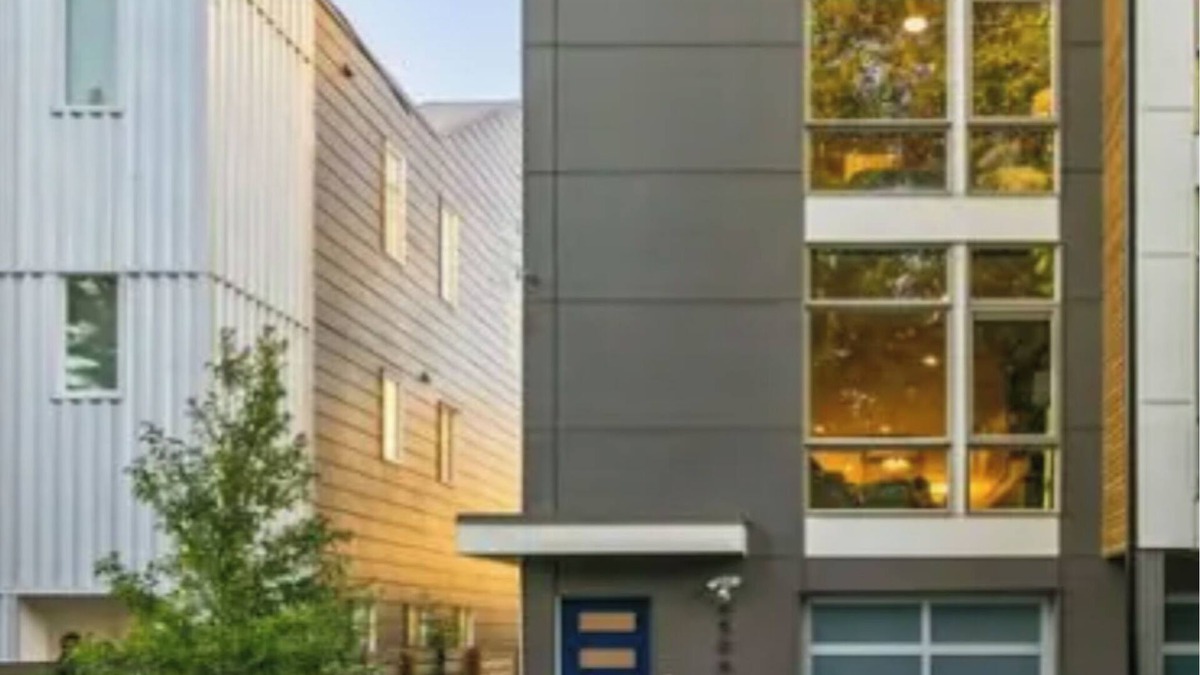 Alki House | Luxury Alki Beach Townhome w/Large Private Rooftop & Amazing Views!