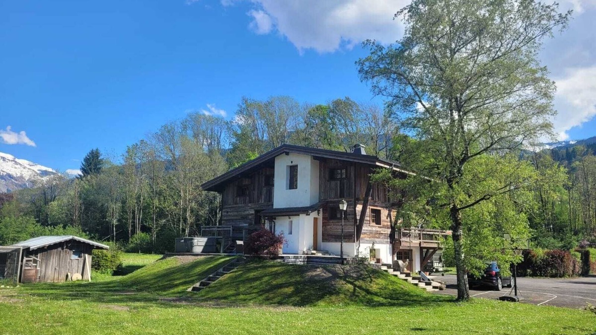 Morillon Ski Chalet | Luxury alpine chalet with Jacuzzi. Next to Morillon's Lac Bleu & beach