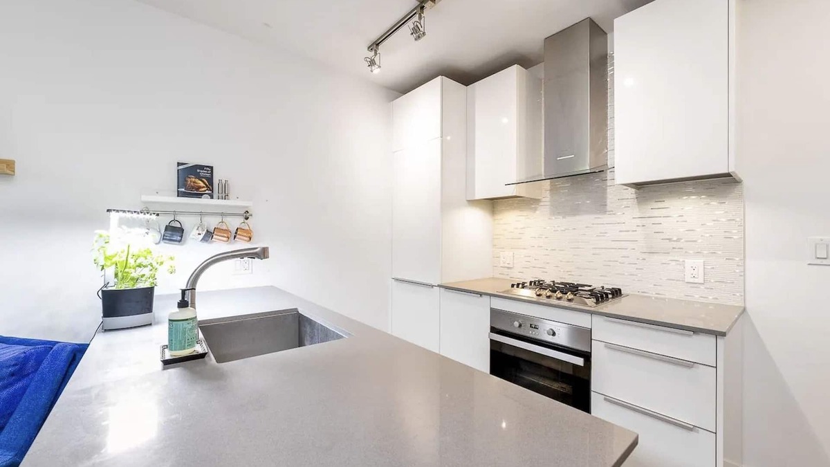 Downtown Vancouver Apartment | Luxury and Modern 1 Bedroom Apartment with Parking