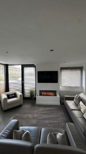 Cathedral Quarter Apartment | LUXURY Apartment Belfast City Centre overlooking Custom House Sqaure