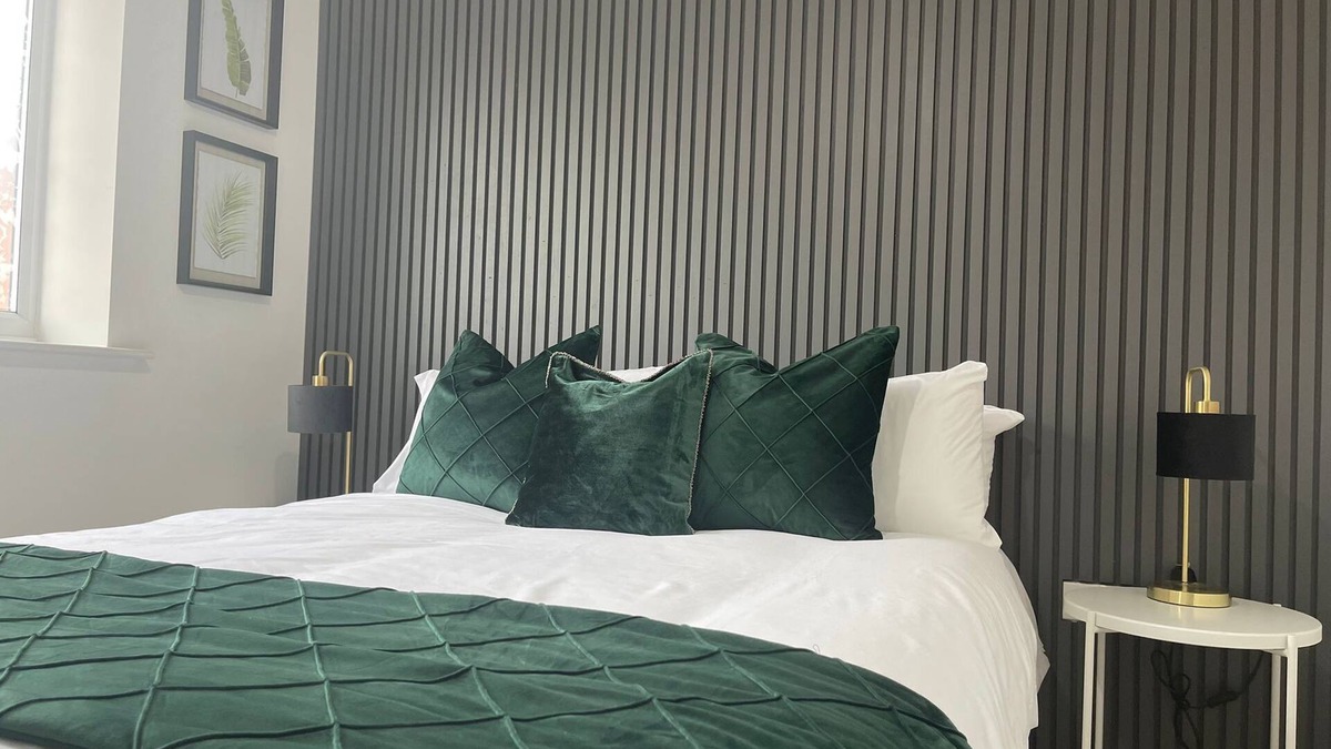 Wolverhampton Apartment | Luxury apartment with free secure gated parking