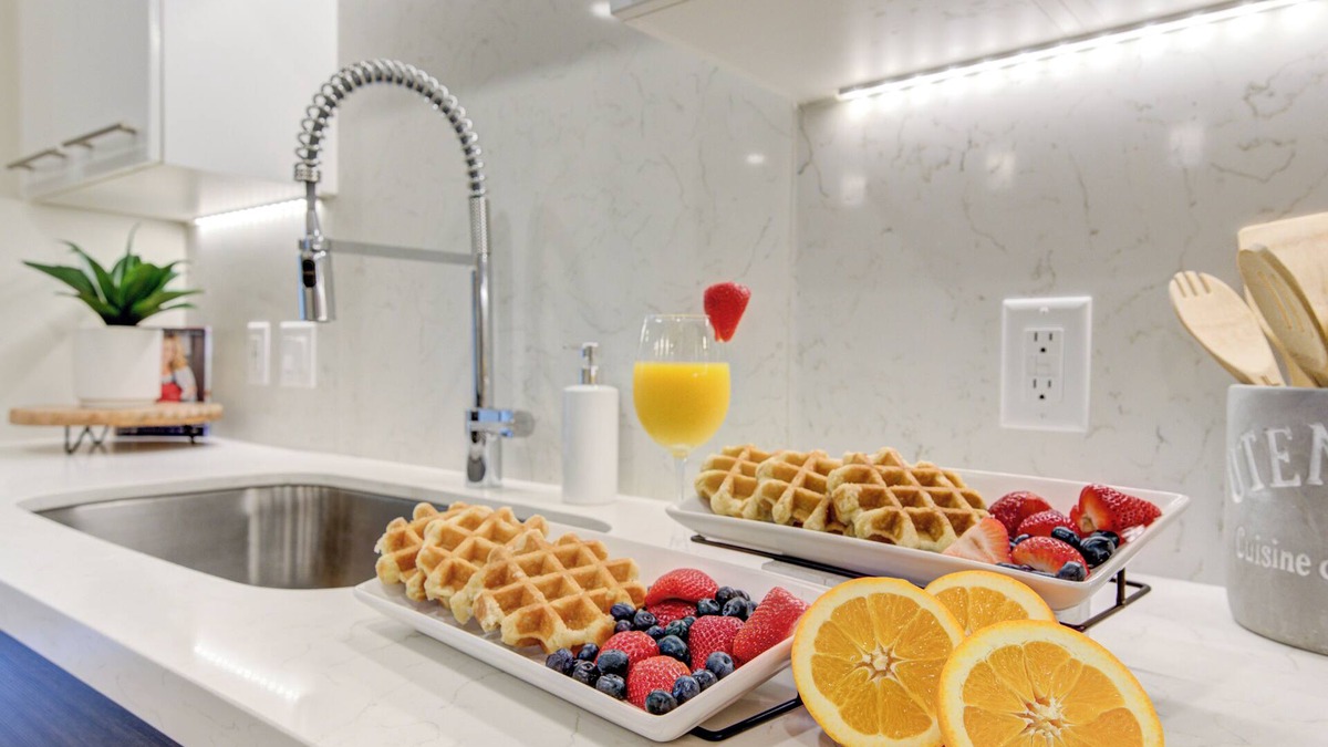 Midtown Apartment | Luxury Apartment W/Comp Breakfast!