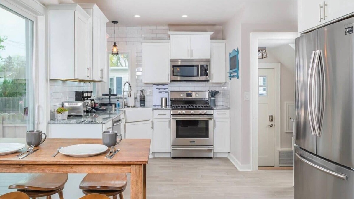 Appleton House | Luxury Appleton Home: 4 Bedrooms, BBQ & Free Parking