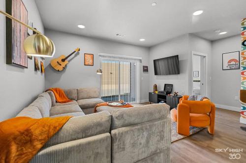 Rogers Apartment | Luxury Apt, Gym, King Bds, Comfy Sectional