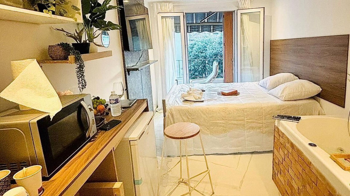 4th Arrondissement Apartment | Luxury at your fingertips: private Jacuzzi, chic decor & unforgettable moments