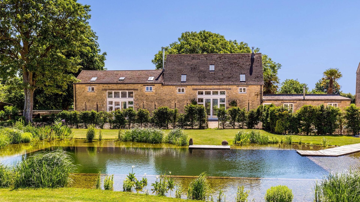 Witney House | Luxury barn conversion on rural Cotswolds farm with swimming pond