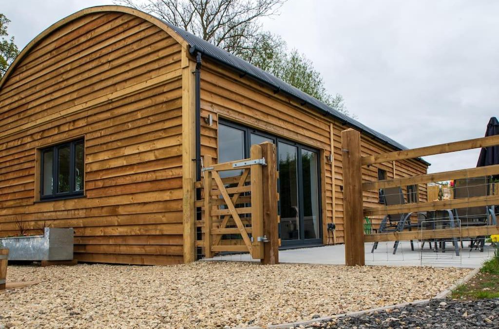 Pitchcombe House | Luxury Barn Conversion with Hot Tub- 'Blackbird'