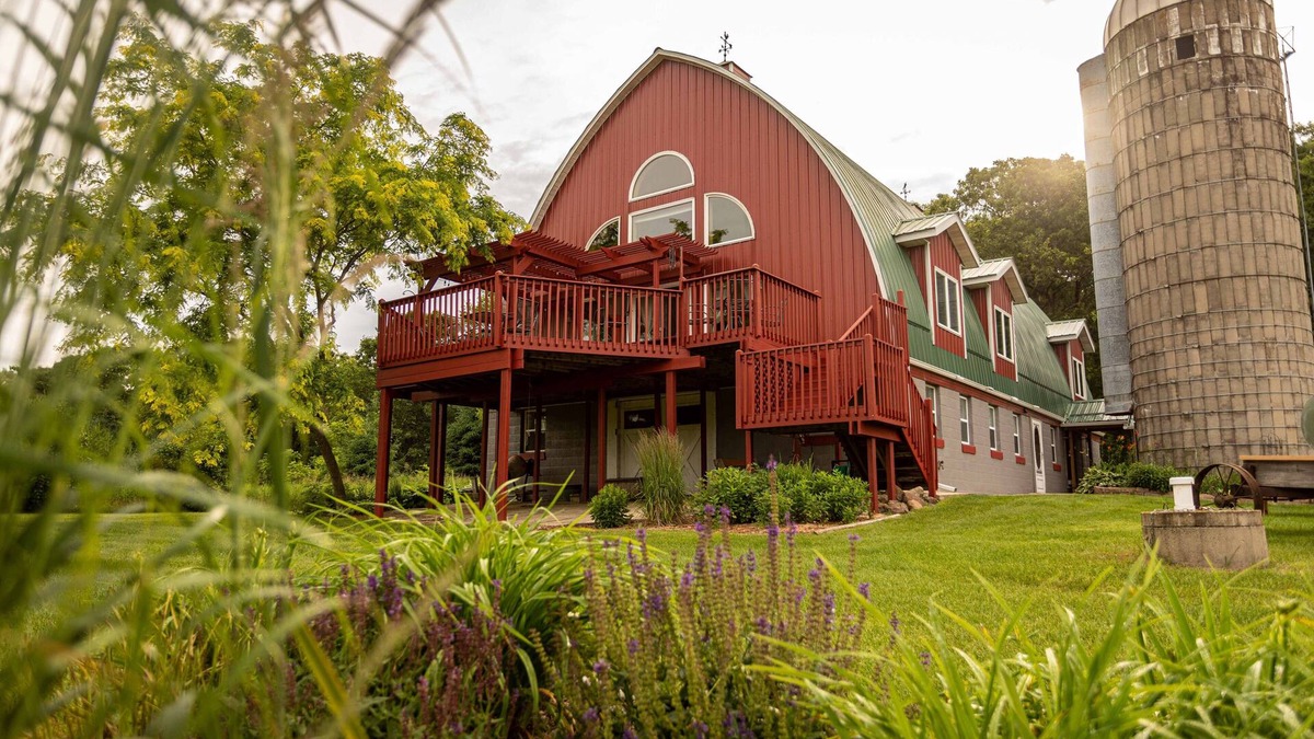 Briggsville House | Luxury Barn Stay-Spacious Kitchen/Living Room/Minutes to Dells/Skiing