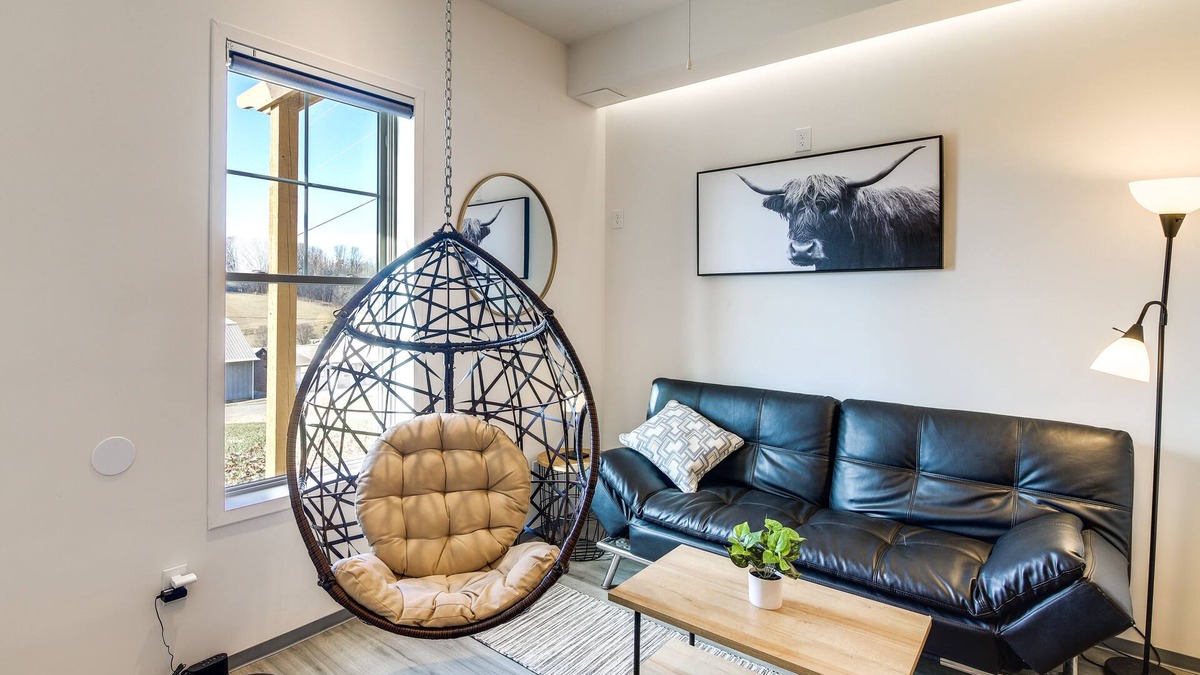 Jefferson City Apartment | Luxury Barndo 2AS Europe Style Farm Stay Highland Cows, Chickens, Ducks