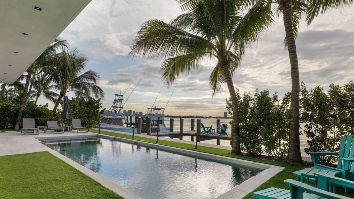 North Bay Village Villa | Luxury Bayfront Villa with Heated Pool & Hot tub
