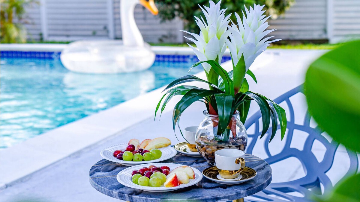 Royal Poinciana House | LUXURY BEACH 8 GUESTS MODERN DESIGNER HEATED POOL HOME NEAR AIRPORT & DOWNTOWN