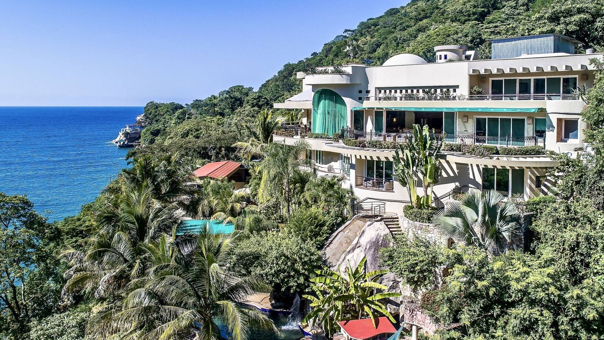 Boca de Tomatlan Villa | Luxury Beach Frontage Villa For Rent