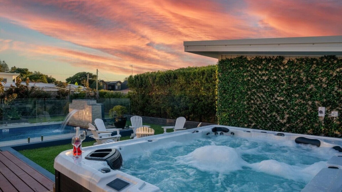 Long Jetty House | Luxury Beach Home ~ Heated Pool ~ Hot Spa ~ Fire Pitt ~ Golf