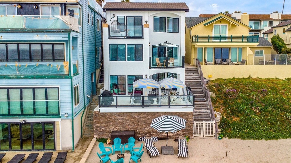 Oceanside House | Luxury Beach House Sleeps 8 sandy private beach 4 Bath 2 Kitchens Garage & More