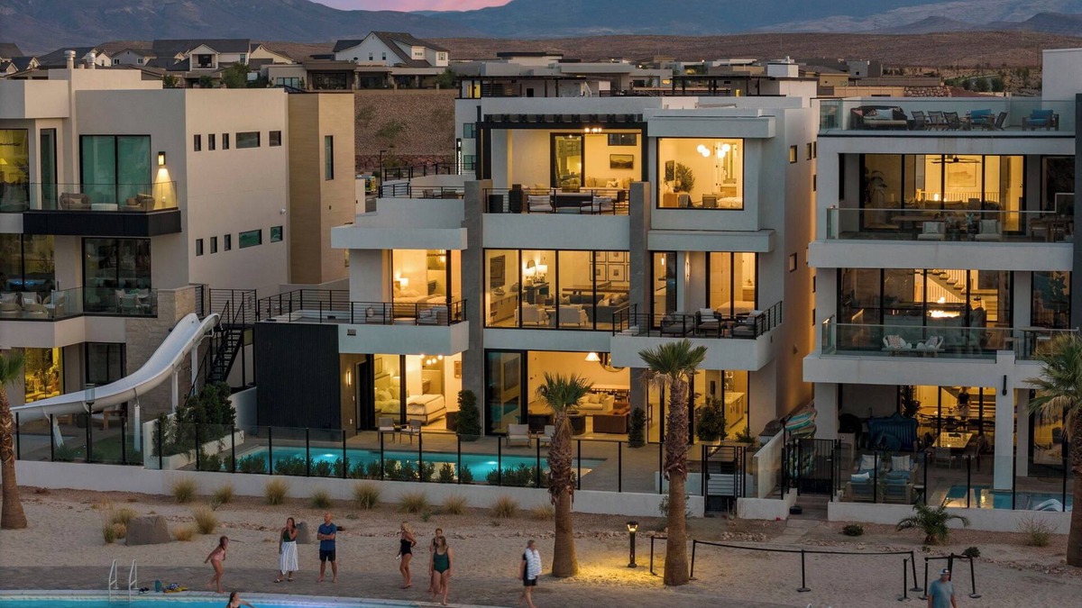 St. George House | Luxury Beachside: Lagoon Front + Private Pool + Fall Break Availability!