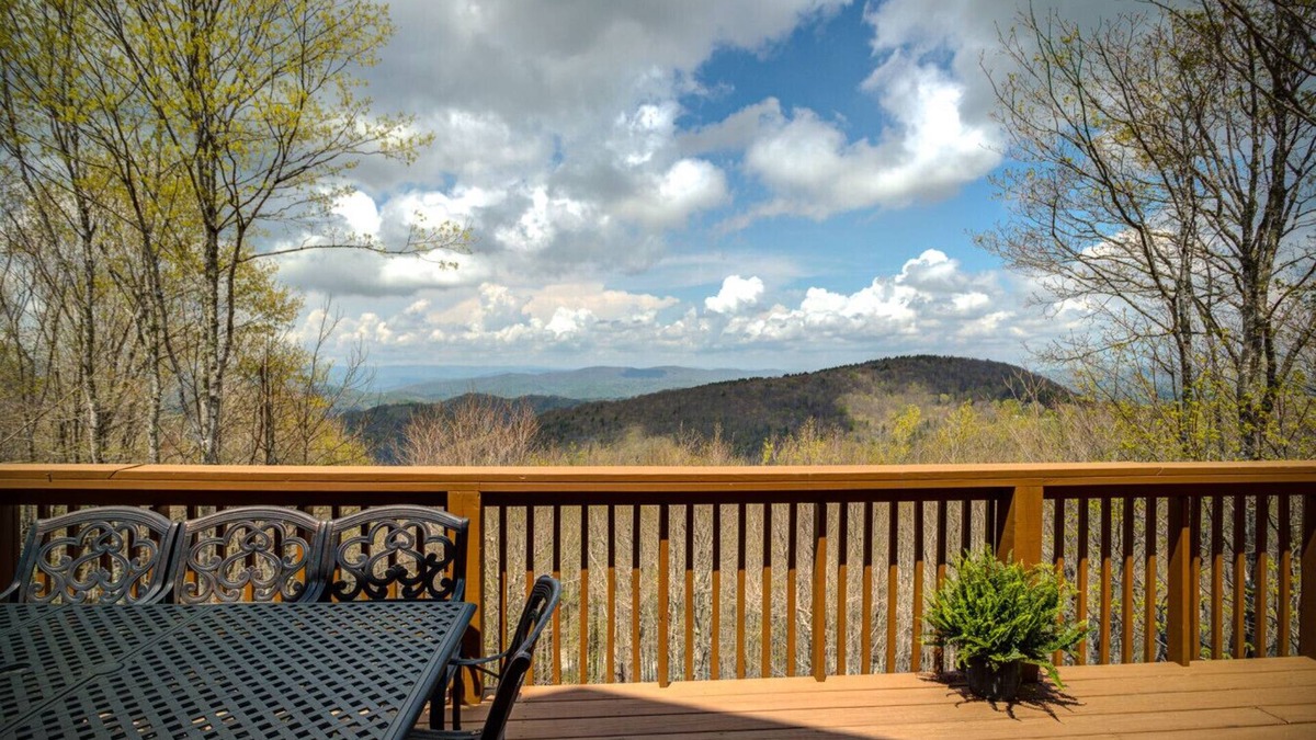 Beech Mountain Apartment | Luxury Beech Mtn Lodge, Views, Hot Tub & Game Room