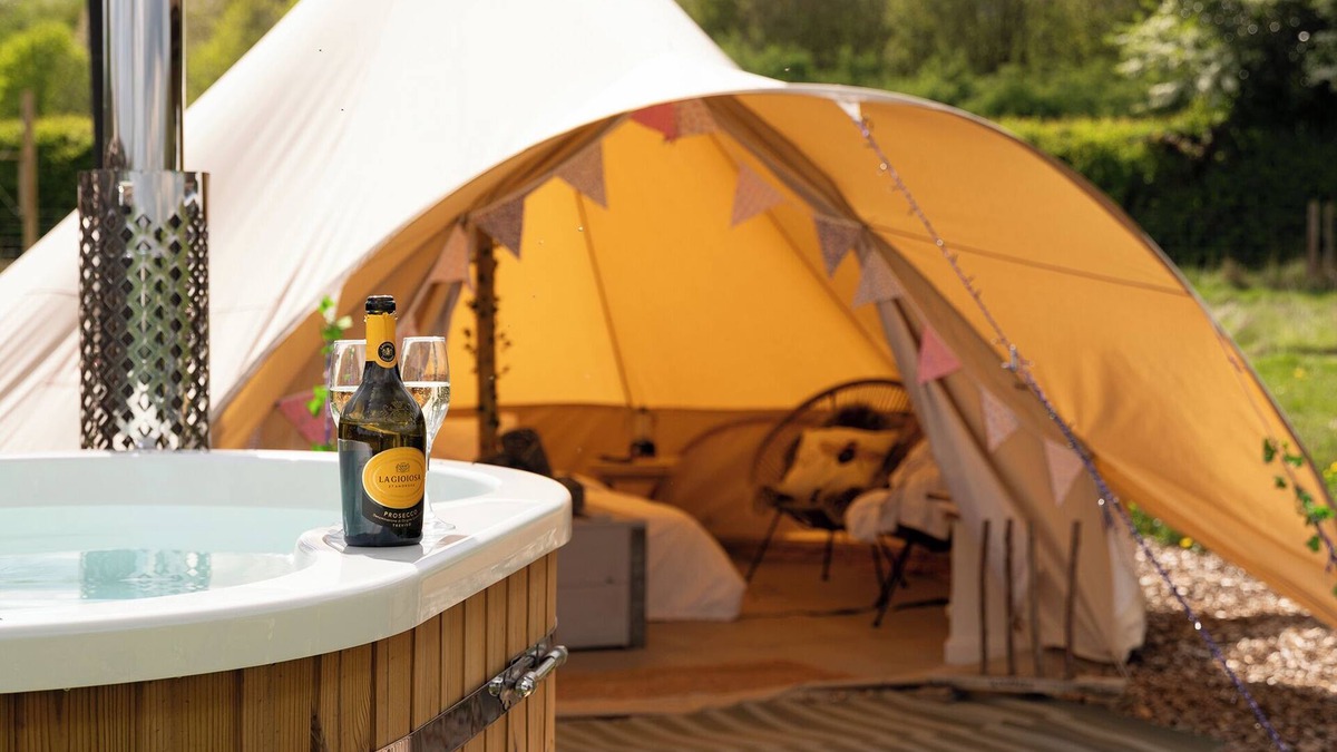 Hundall Cottage | Luxury Bell Tent with Hot Tub. Quiet Countryside Couples Retreat & Dog Friendly!
