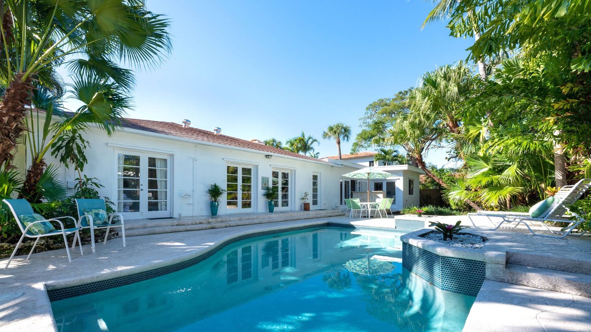 Bel Air House | Luxury Bermuda Villa in West Palm Beach Sleeps 12!