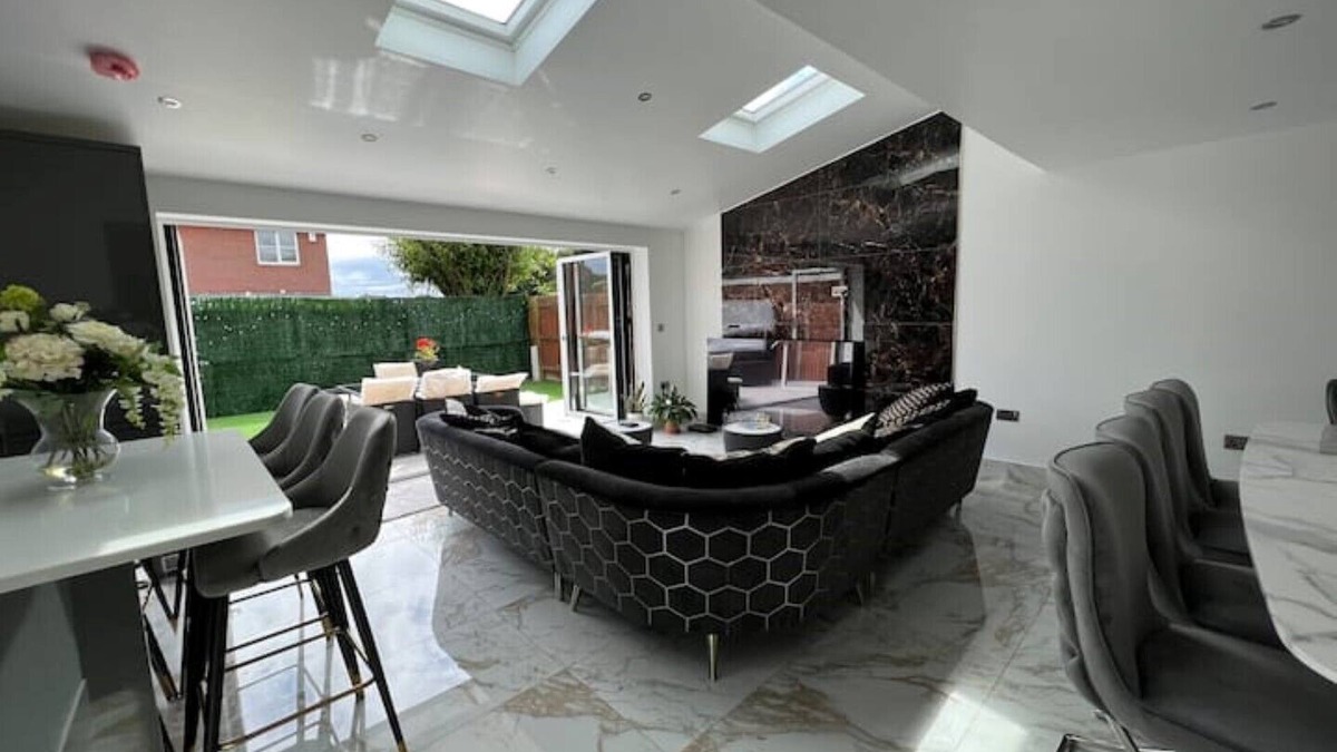 Oldbury House | Luxury Birmingham 4 bedroom family home with hot tub, games room and parking