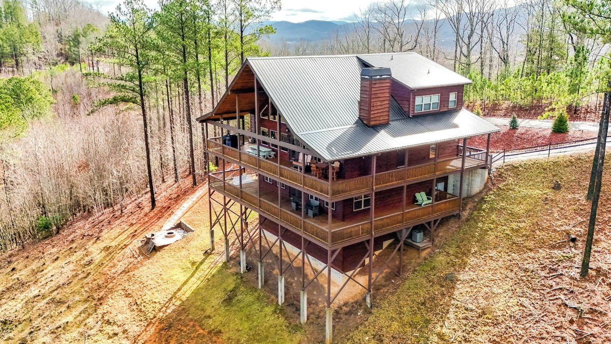 Blairsville Cabin | Luxury Blue Ridge Cabin - Panoramic Views, Fall Foliage, Relaxing Hot Tub