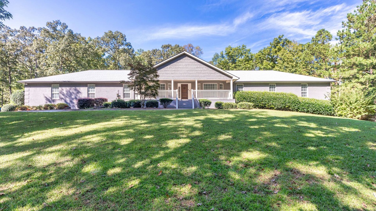 Inman House | Luxury Brooks Retreat – 7BR 9BA, WiFi, Chef's Kitchen, Workspace, Outdoor Oasis!