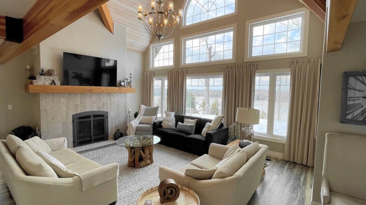 Havelock-Belmont-Methuen House | Luxury Lakefront: Captivating Vistas on Jack Lake