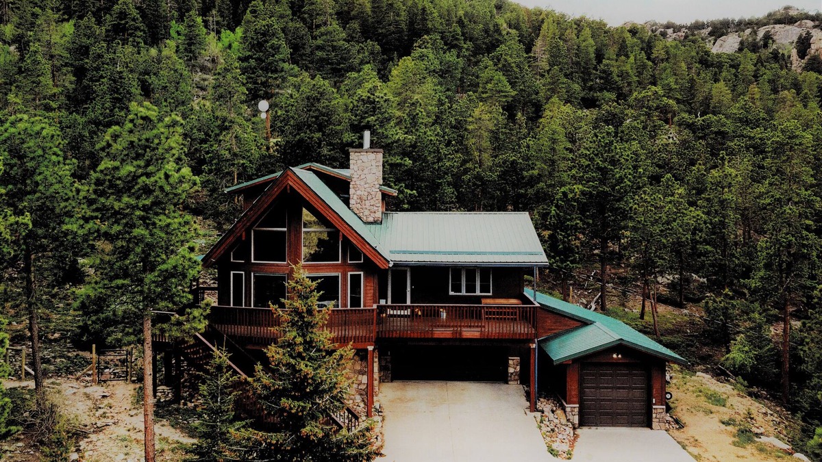 Allenspark House | Luxury Cabin Backs Nat'l Forest– 5 Min to RMNP Wild Basin: Hike, Fish, Wildlife!