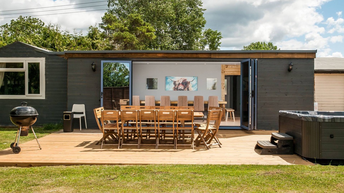 Upton Cheyney House | Luxury cabin in great location, hot tub, sleeps 18