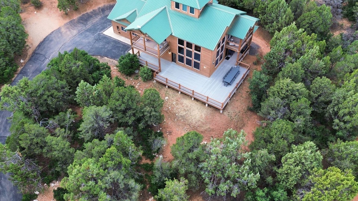 Zion National Park East Entrance Cabin | Luxury cabin in the Zion mountains, privacy, pool access, 7th night free