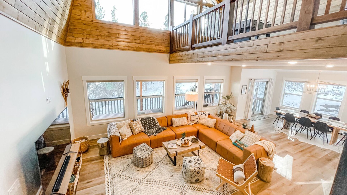 Mammoth Creek Cabin | Luxury Cabin near National Parks w/Hot Tub & Lake