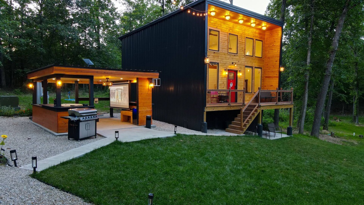 Leasburg Cabin | Luxury Cabin Sleeps 6 with Hot Tub and Outdoor Movie