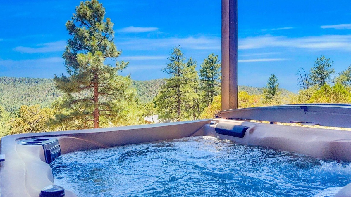 Strawberry House | Luxury Cabin Vibes | Hot Tub, Sunset Deck, & Forest Views