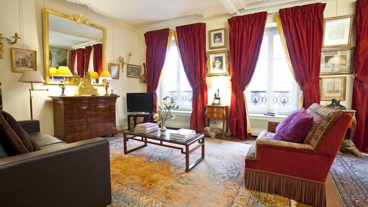 8th Arrondissement Apartment | Luxury, Calm & Elegance in the heart of the Champs-Elysées with Champagne !