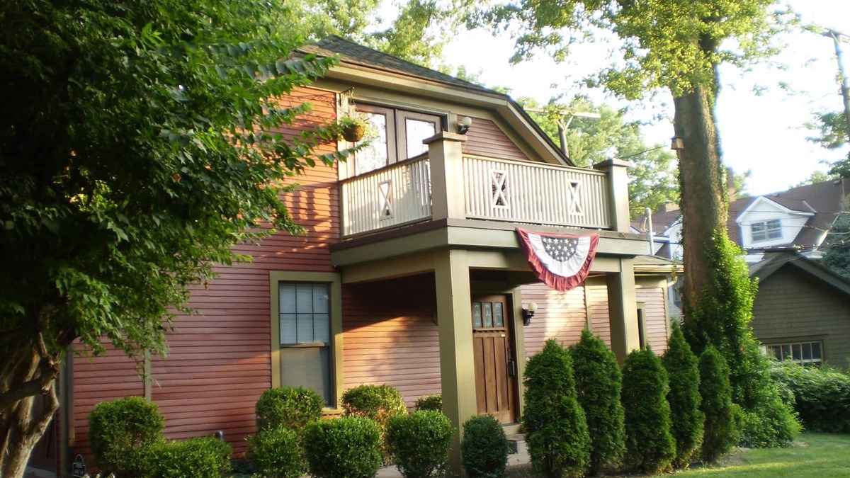 Central Hyde Park Cottage | LUXURY CarriageHouse 2 BR-2 BA Apt,Garage or Off-StreetParking,Levl 2 EV Charger