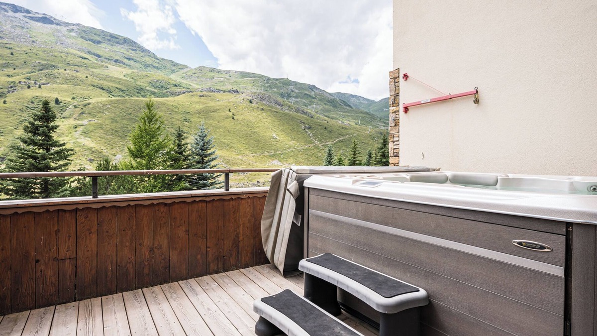 Les Bruyeres Ski Chalet | Luxury catered ski in ski out chalet