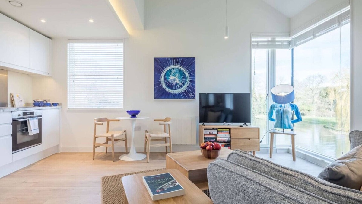 Cambridge Apartment | Luxury Central Apt - Riverside Views & Parking!
