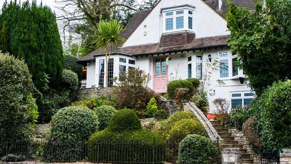 Bournemouth City Centre House | Luxury central Bmth house. Huge hot tub. Wood burner. Spacious and stunning.