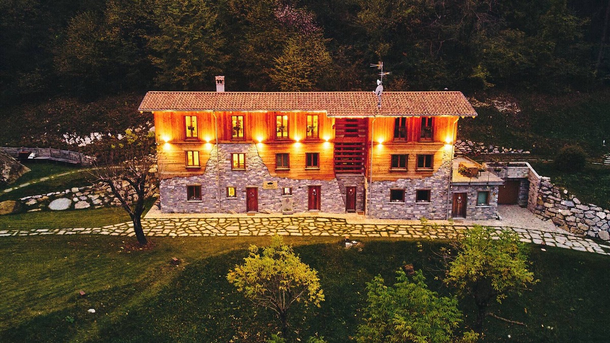 Civenna Apartment | Luxury Chalet Apartment 'Baita Treeb Tivano' with Lake View, Shared Garden and Wi-Fi
